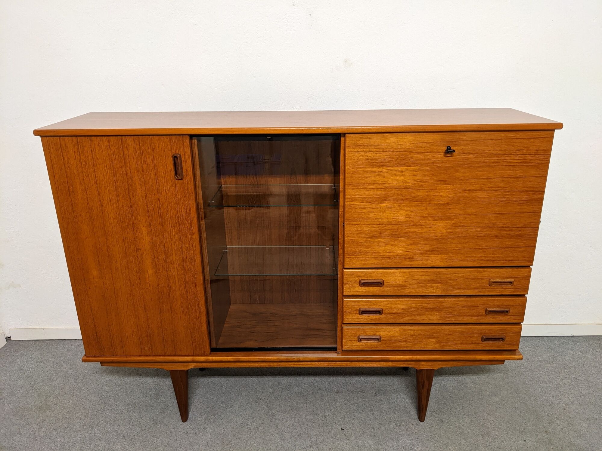 Storage cabinet showcase of the 50s-60s