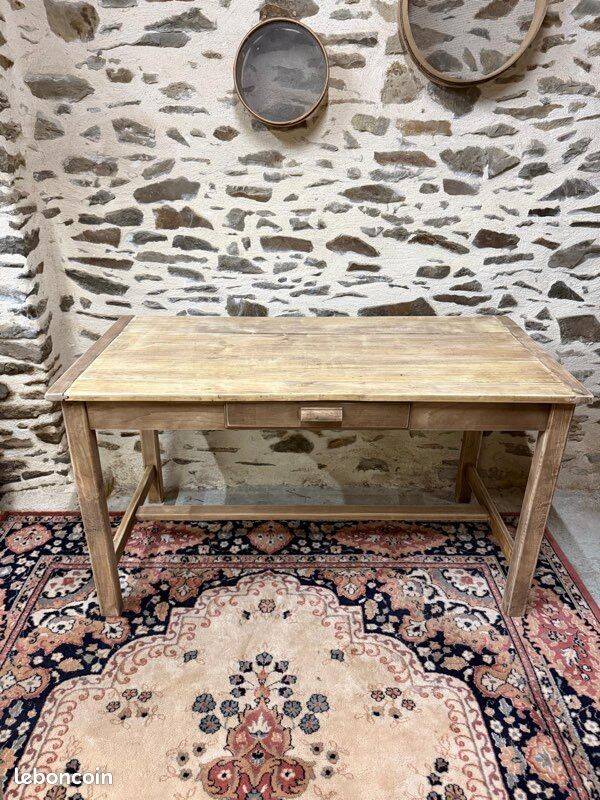 Jolie table ou bureau en bois décapé