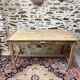 Jolie table ou bureau en bois décapé