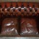 Paire de canapés Chesterfield antiques restaurés en cuir Boudreaux