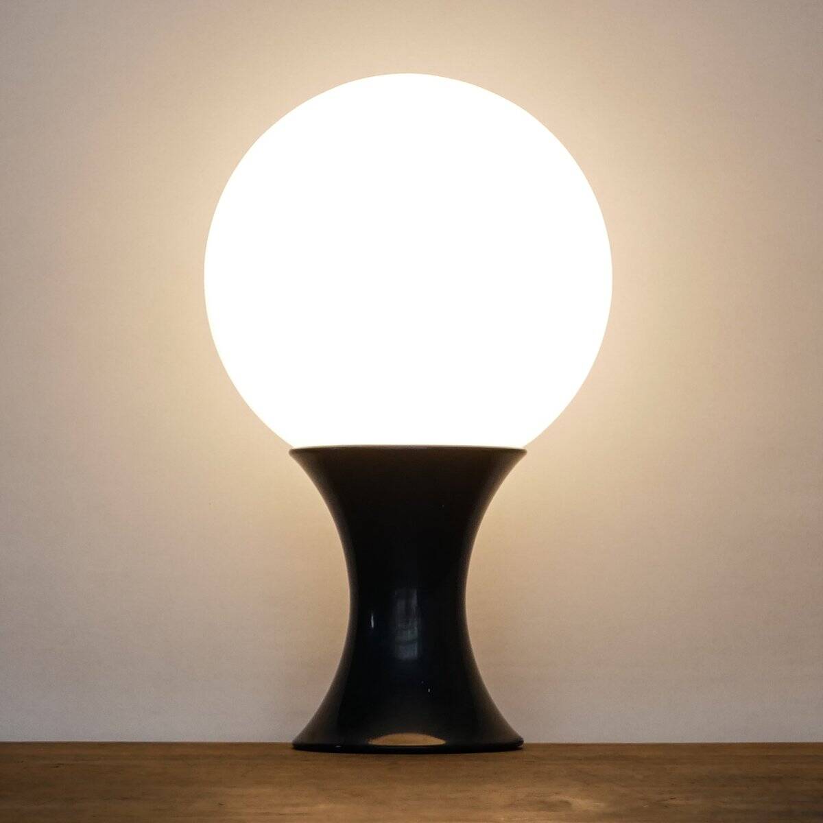 Grande lampe de table en forme de champignon en verre opalin blanc par Stilnovo, années 60