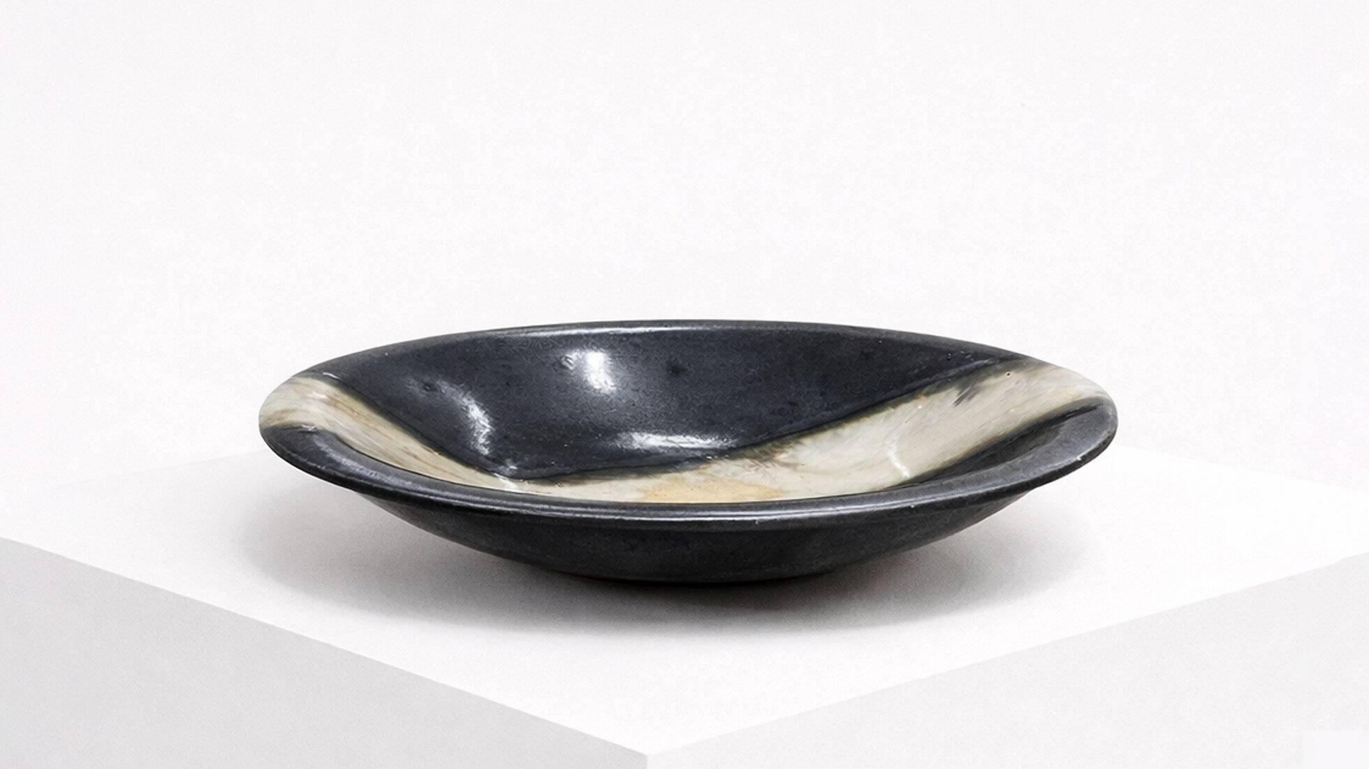 Ceramic plate – black with natural shading