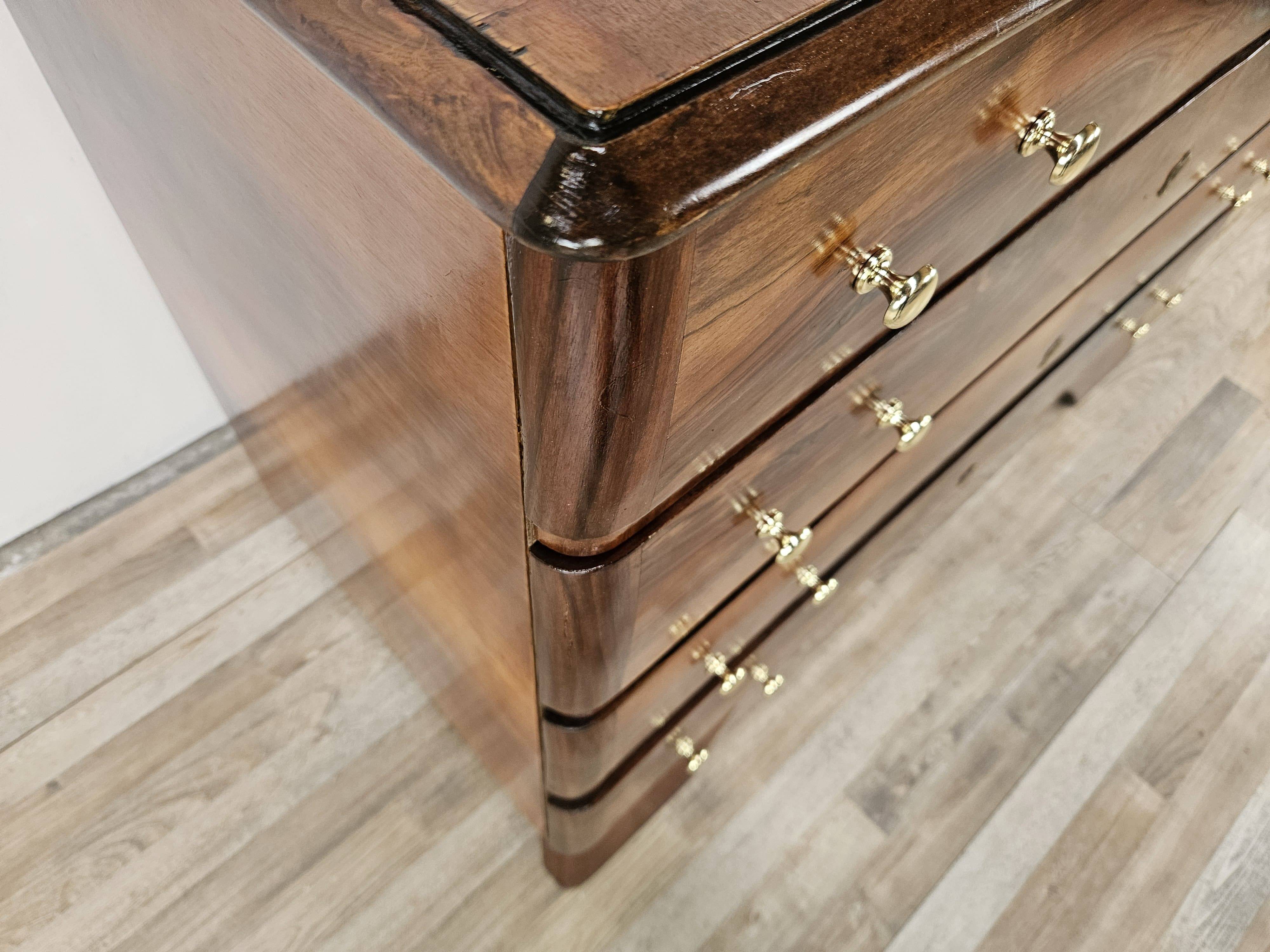 Commode Art Déco en noyer et laiton