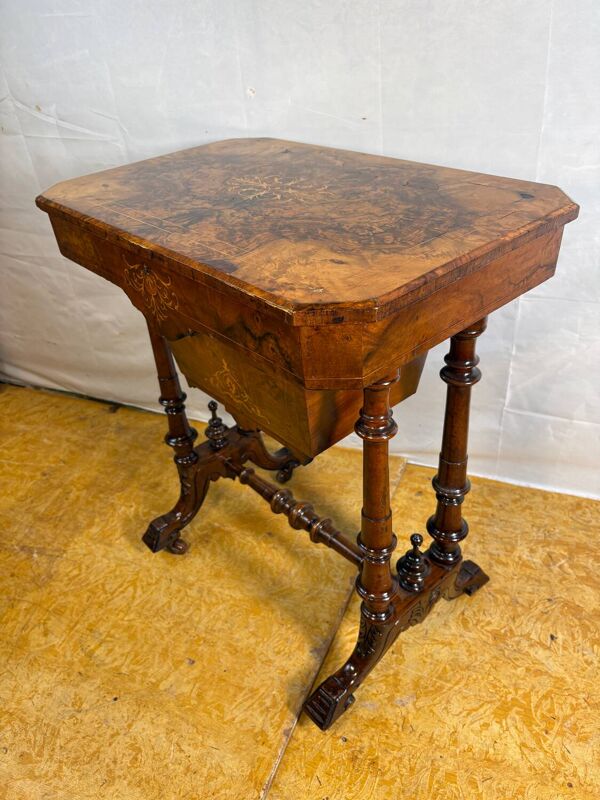 Table de couture et de travail romantique victorienne en loupe de noyer, milieu-fin du XIXe siècle