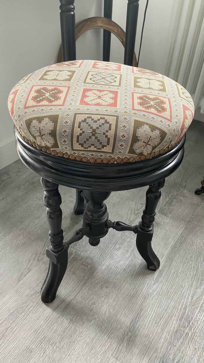 Round piano stool
