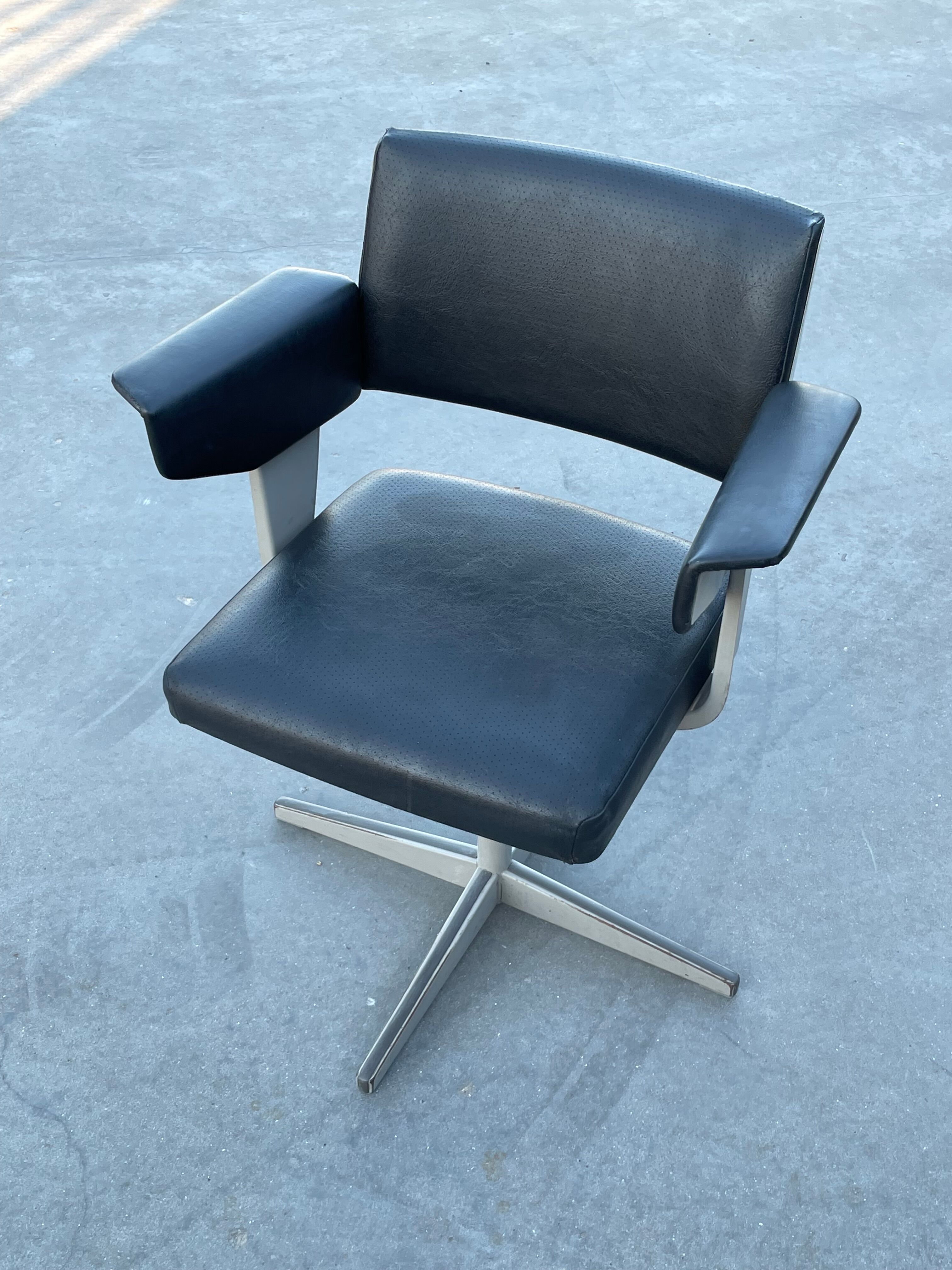 Friso kramer revolve desk chair for ahrend de cirkel 1960