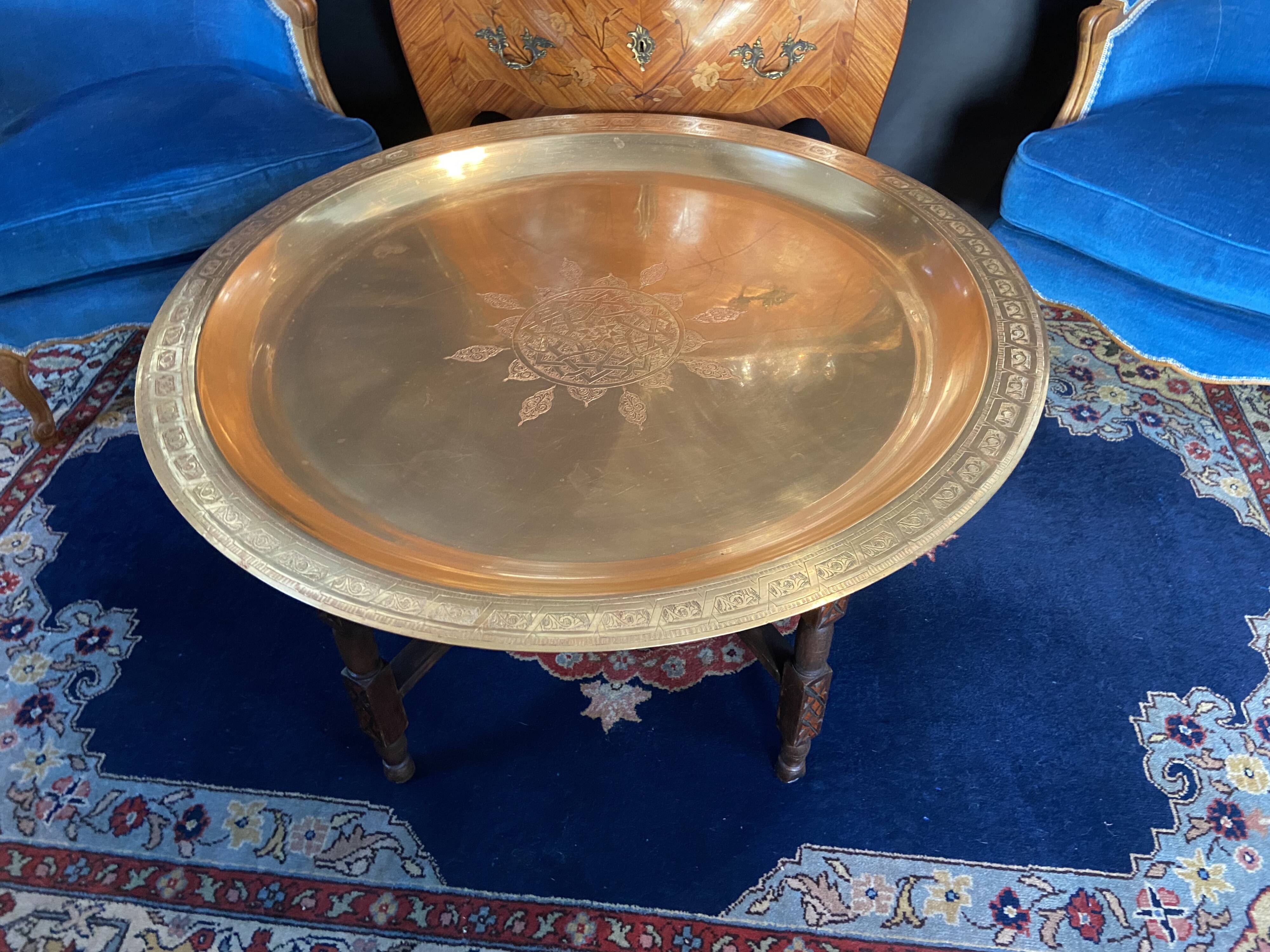 Very large coffee table with bronze top and chiseled decor, 100 cm