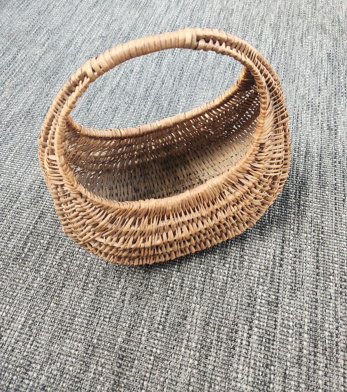 Wicker gondola basket