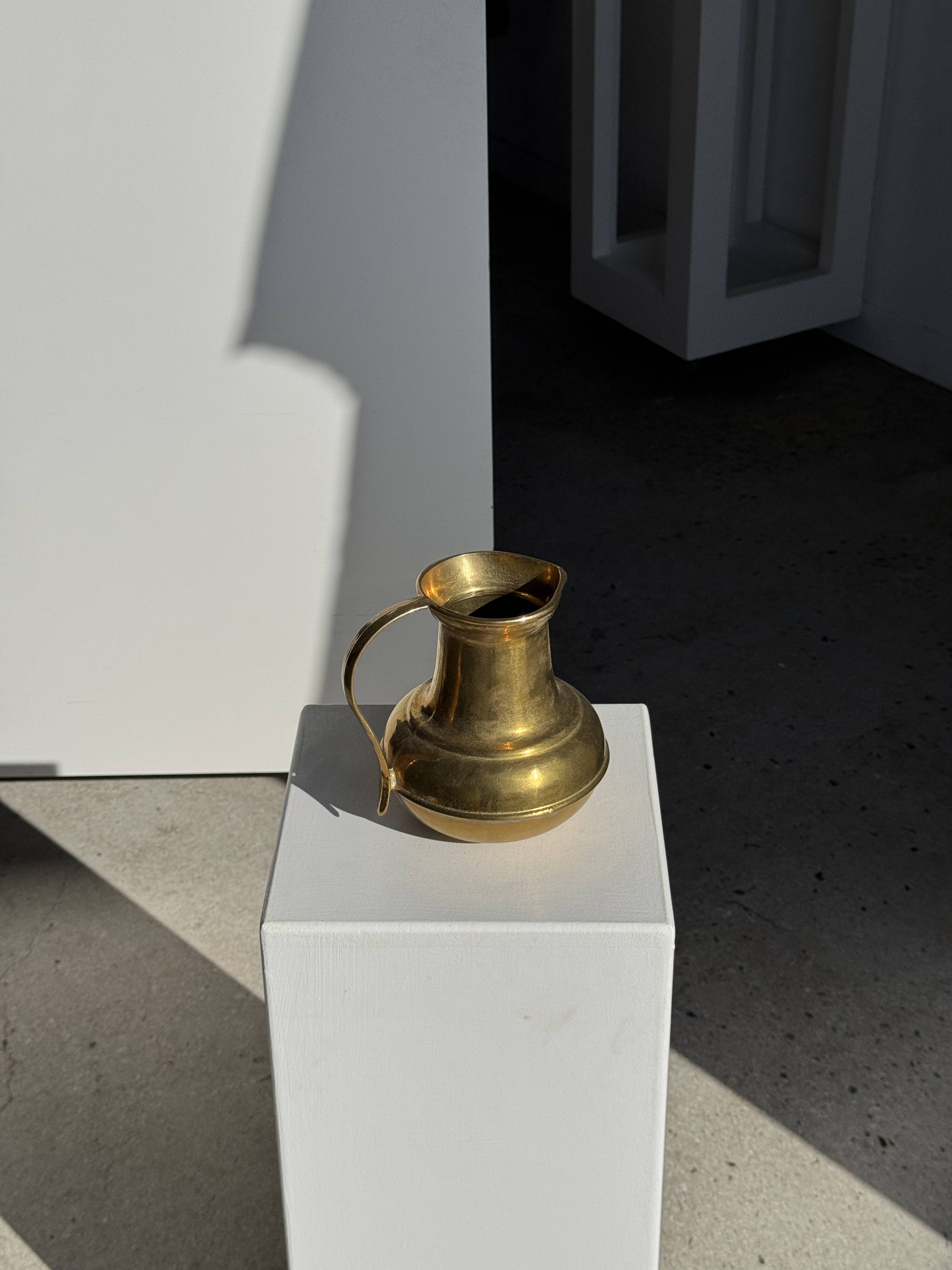 Carafe or metal jug with a rounded body H18