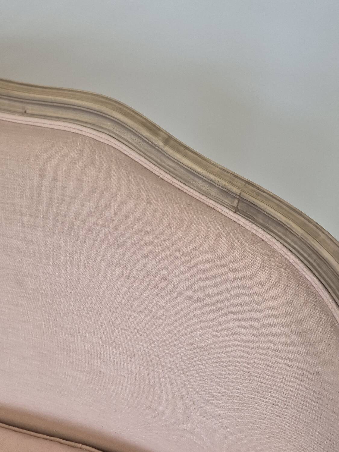 Louis XV style bench sofa in pink fabric and burlap