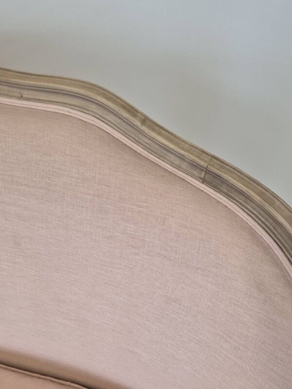 Banquette style Louis XV en tissu rose et toile de jute