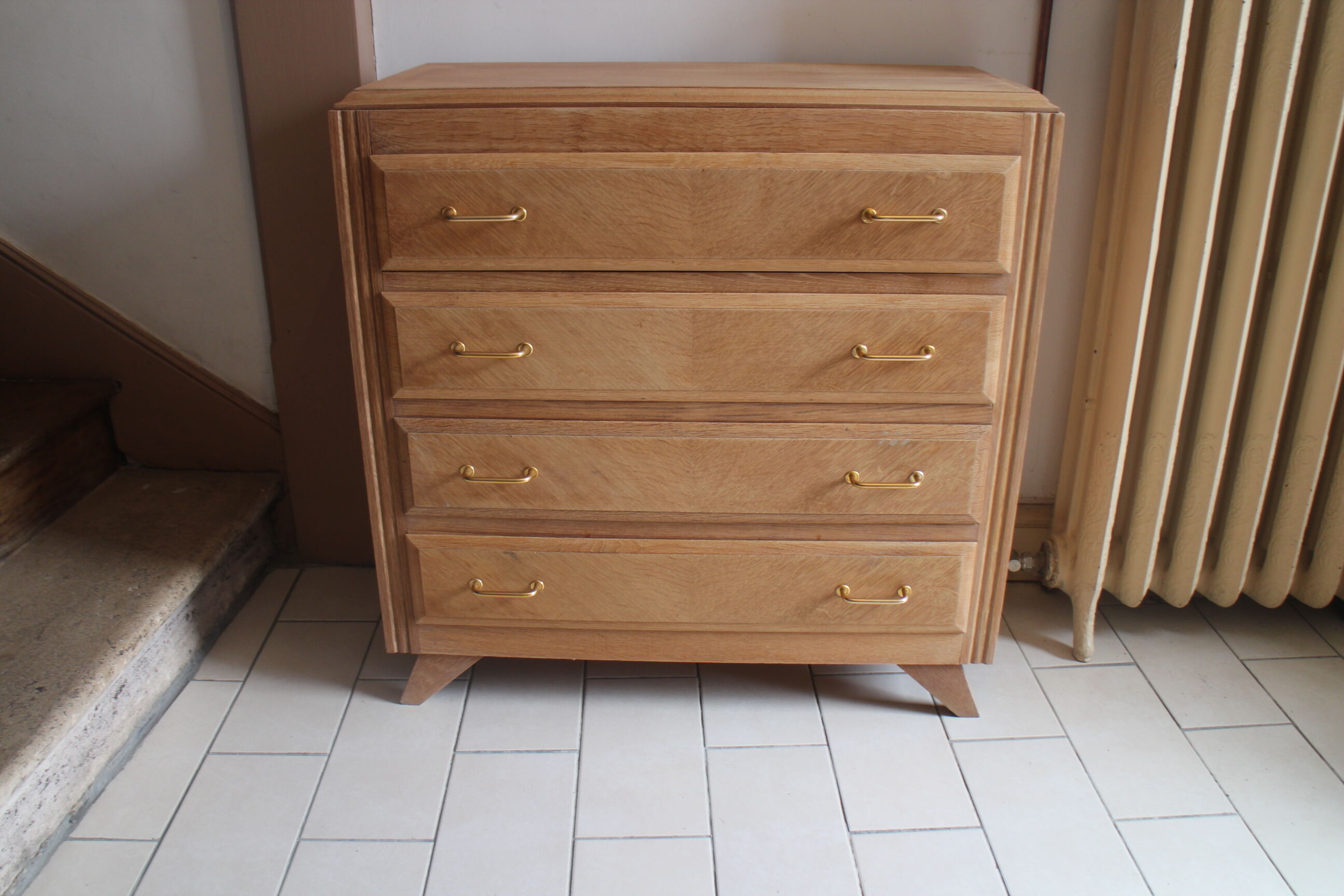 Commode aux pieds compas en bois brut
