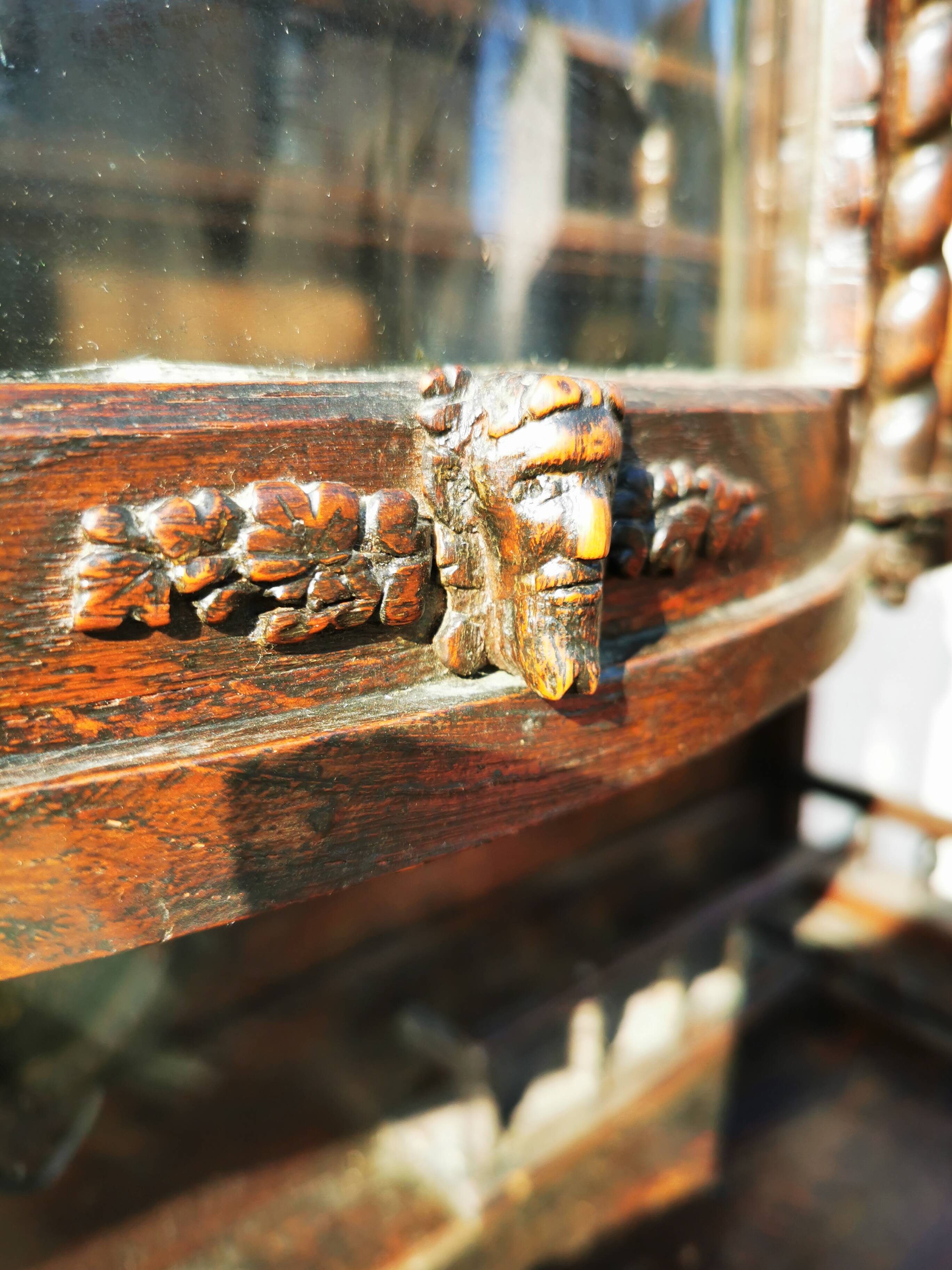 Cabinet / Vaisselier ancien richement sculpté 19éme
