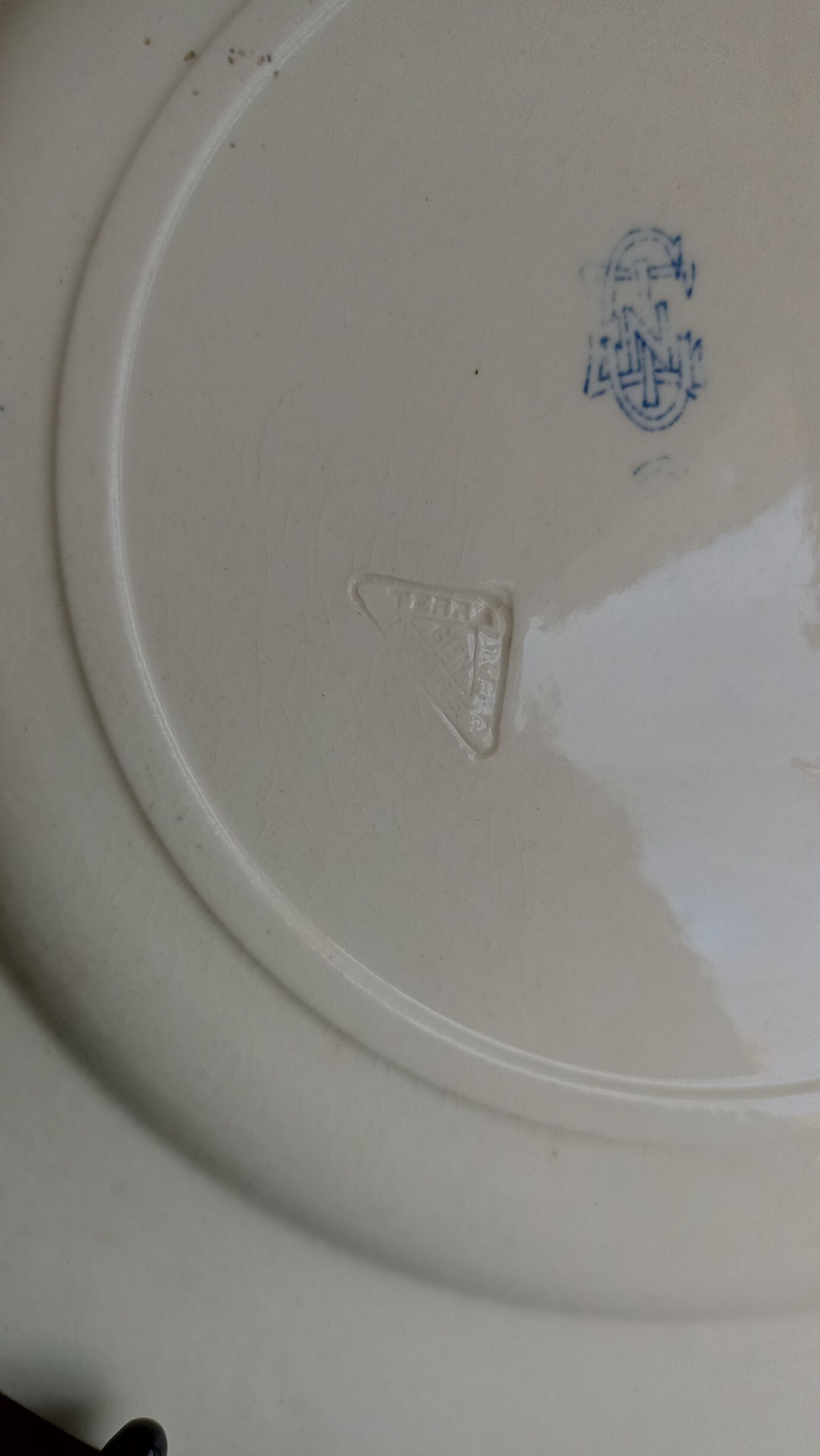 Gien plate in ivory iron - Saint-Quentin - WWI