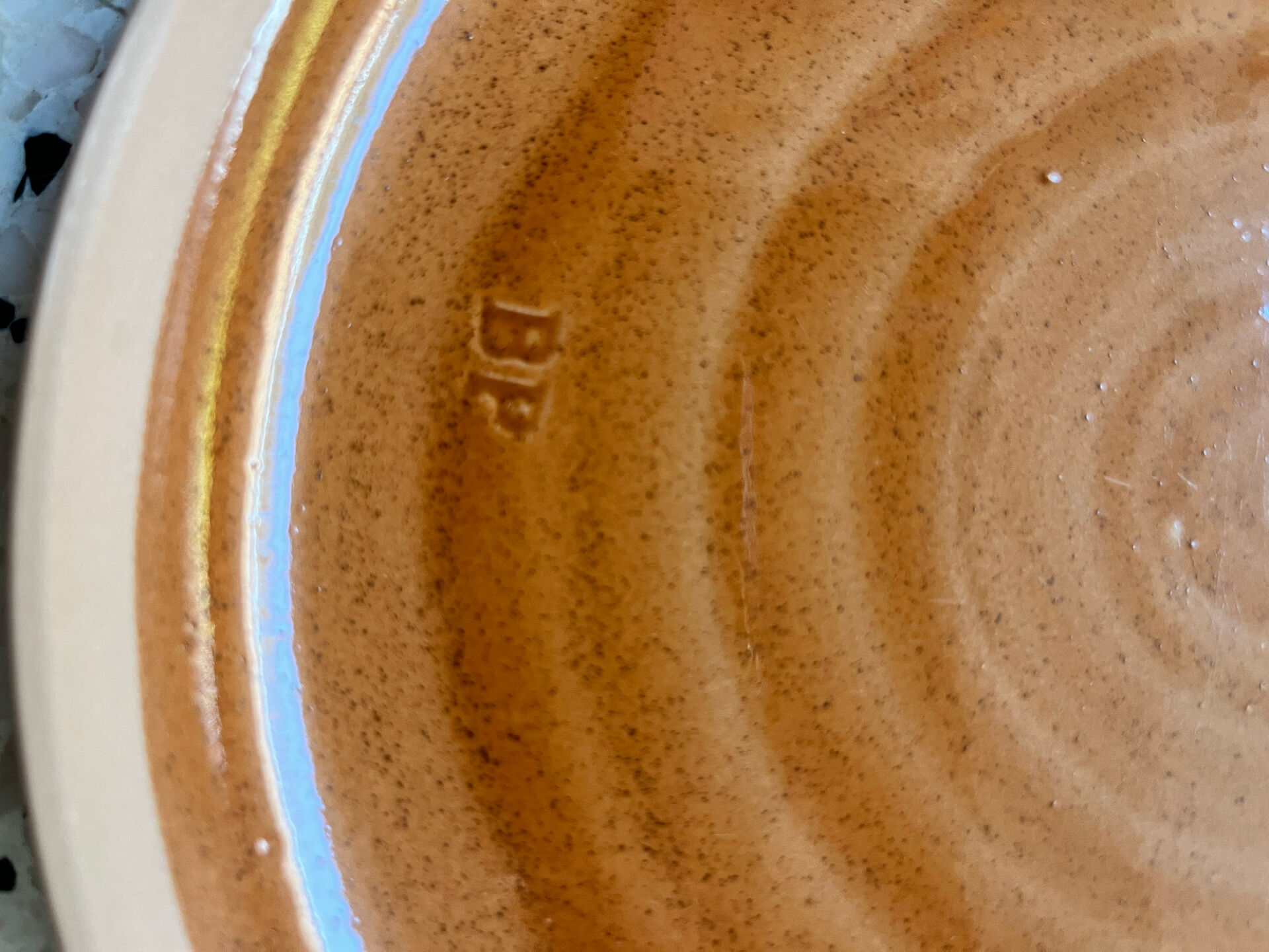 4 flat plates in stoneware