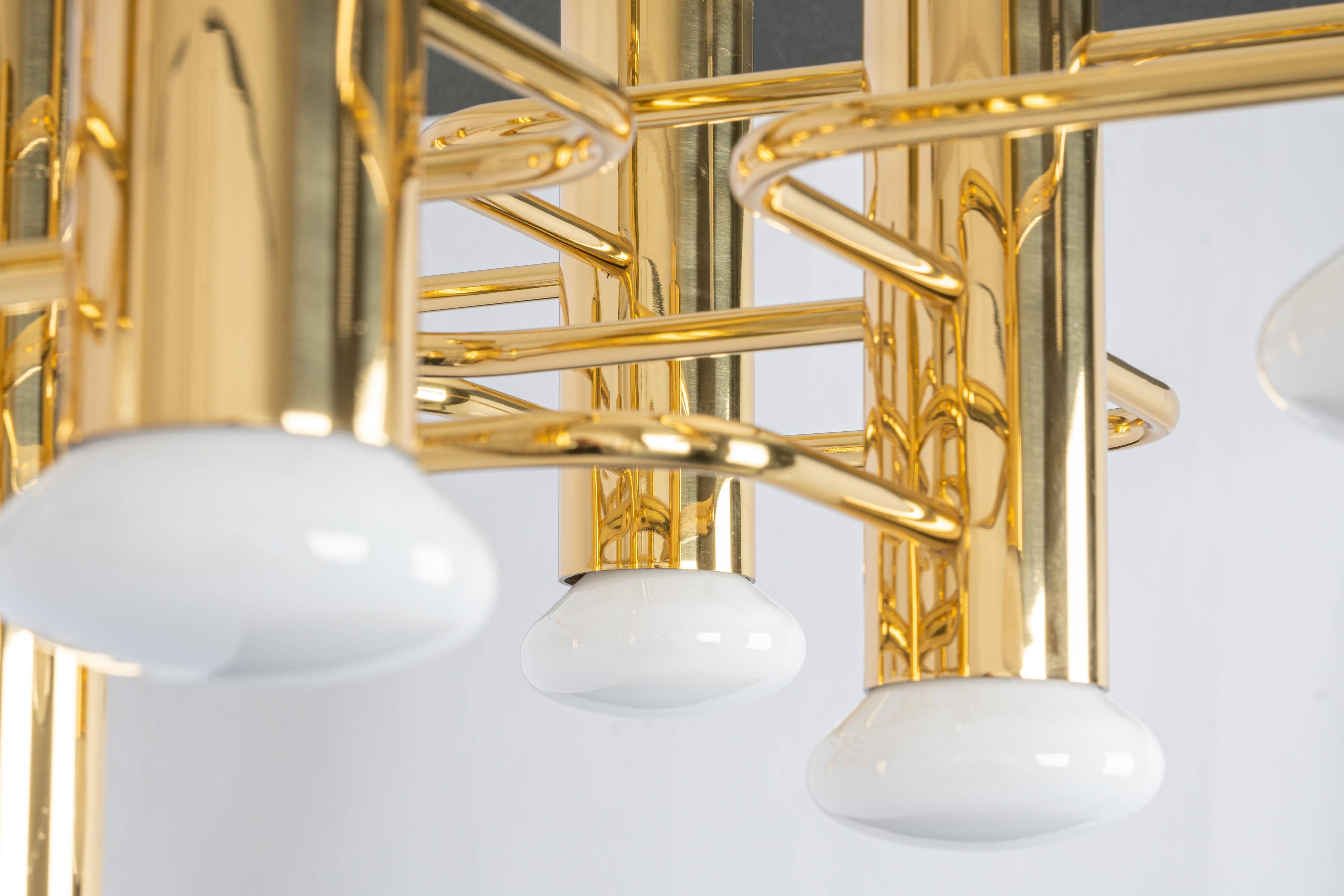 Mid-century chandelier designed by Sciolari, 1970s.