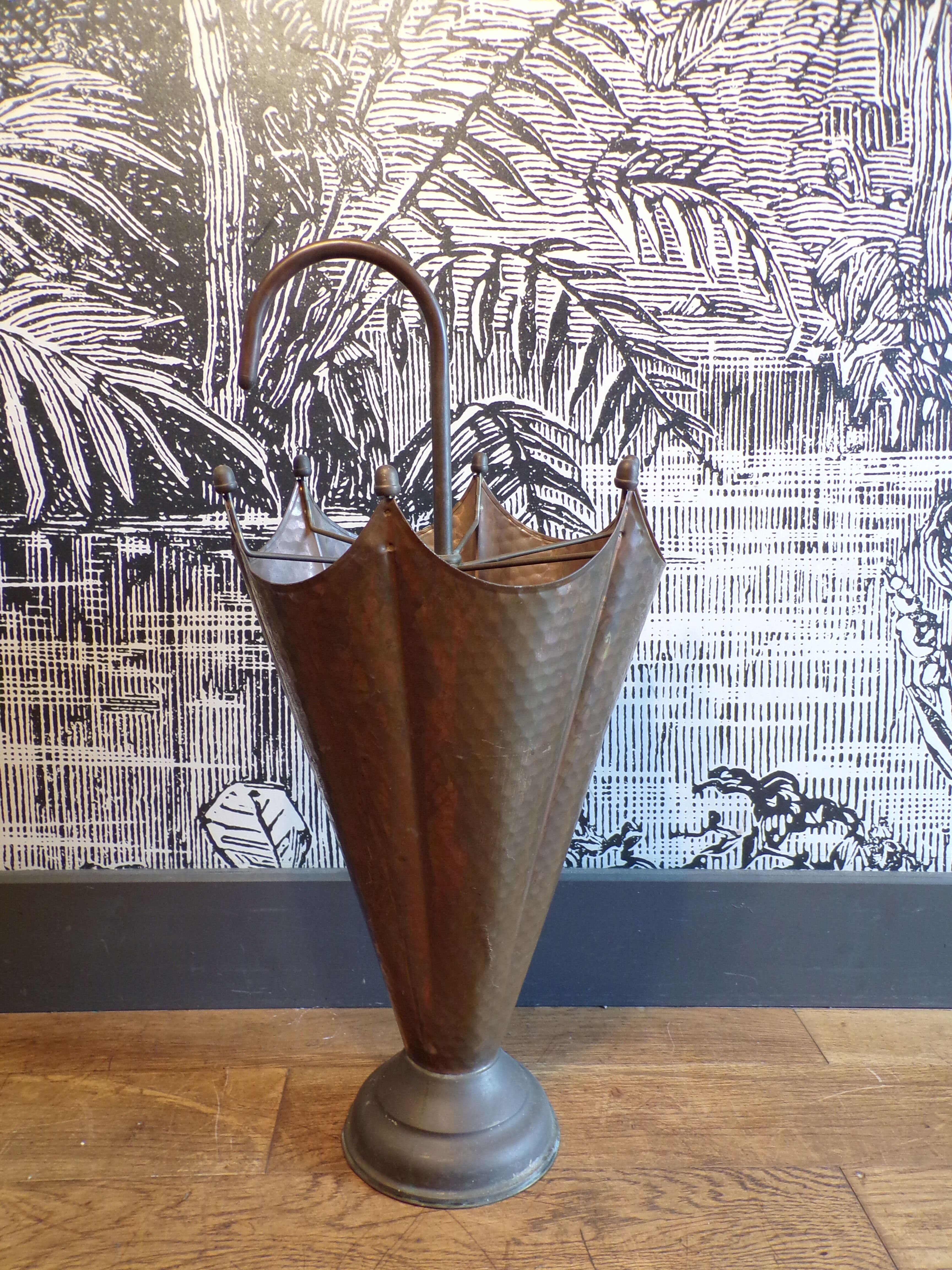 Umbrella door in the shape of an umbrella