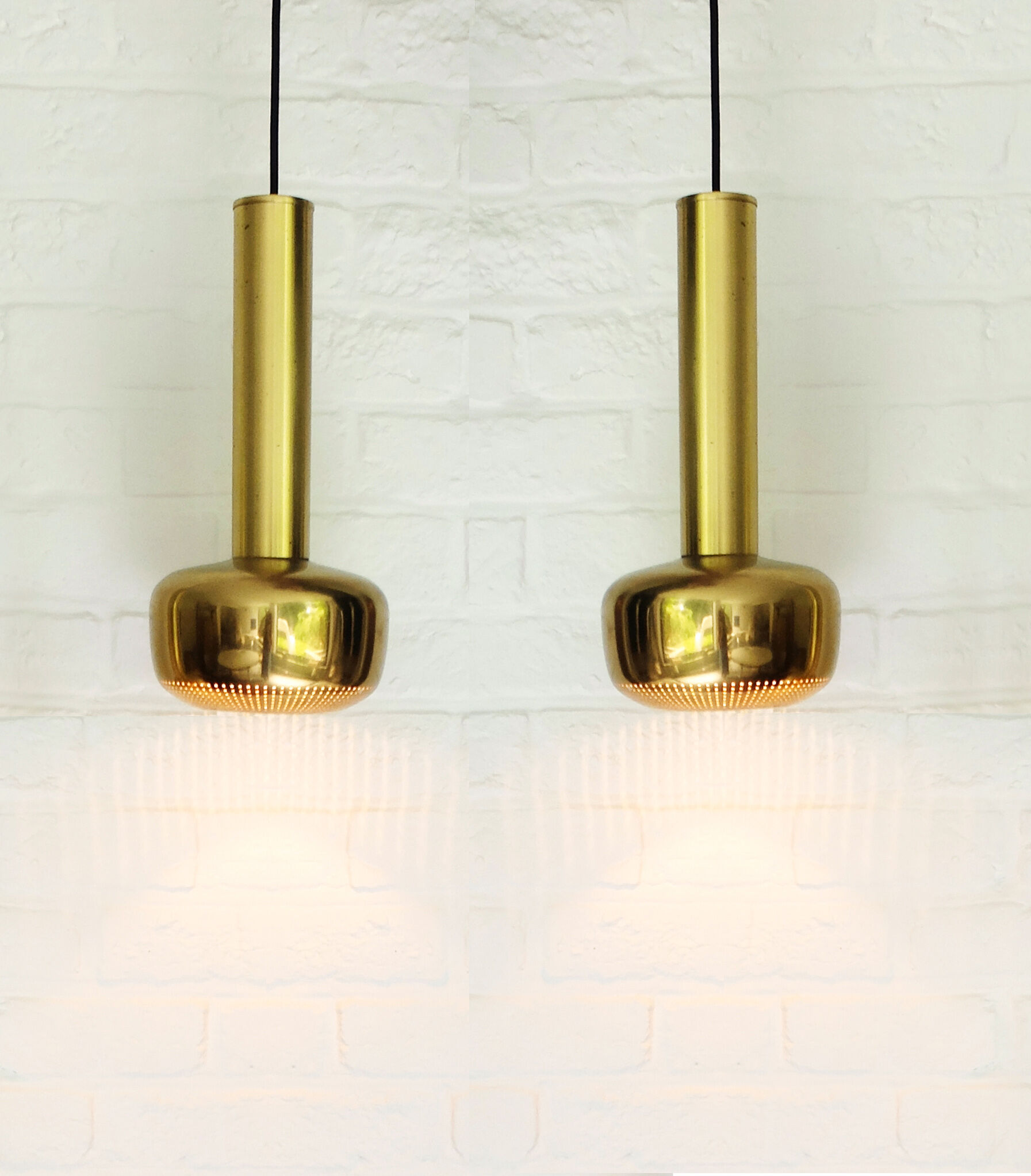 Pair pendants "Guldpendel" in brass design Vilhelm Lauritzen Louis Poulsen, Denmark