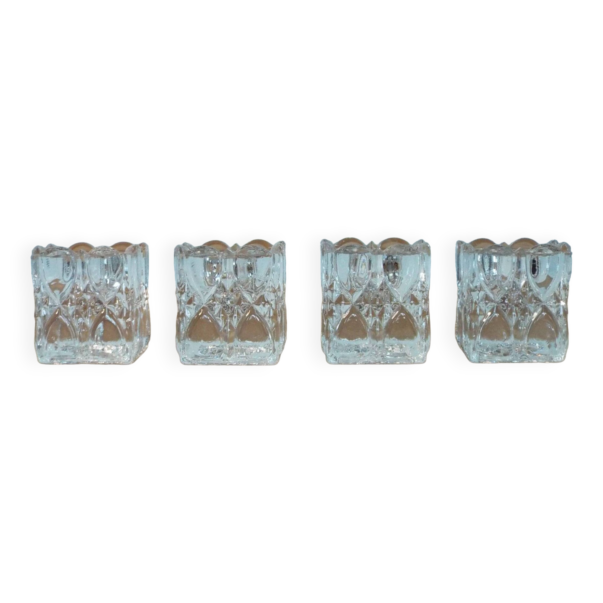 4 bougeoirs en verre ciselé