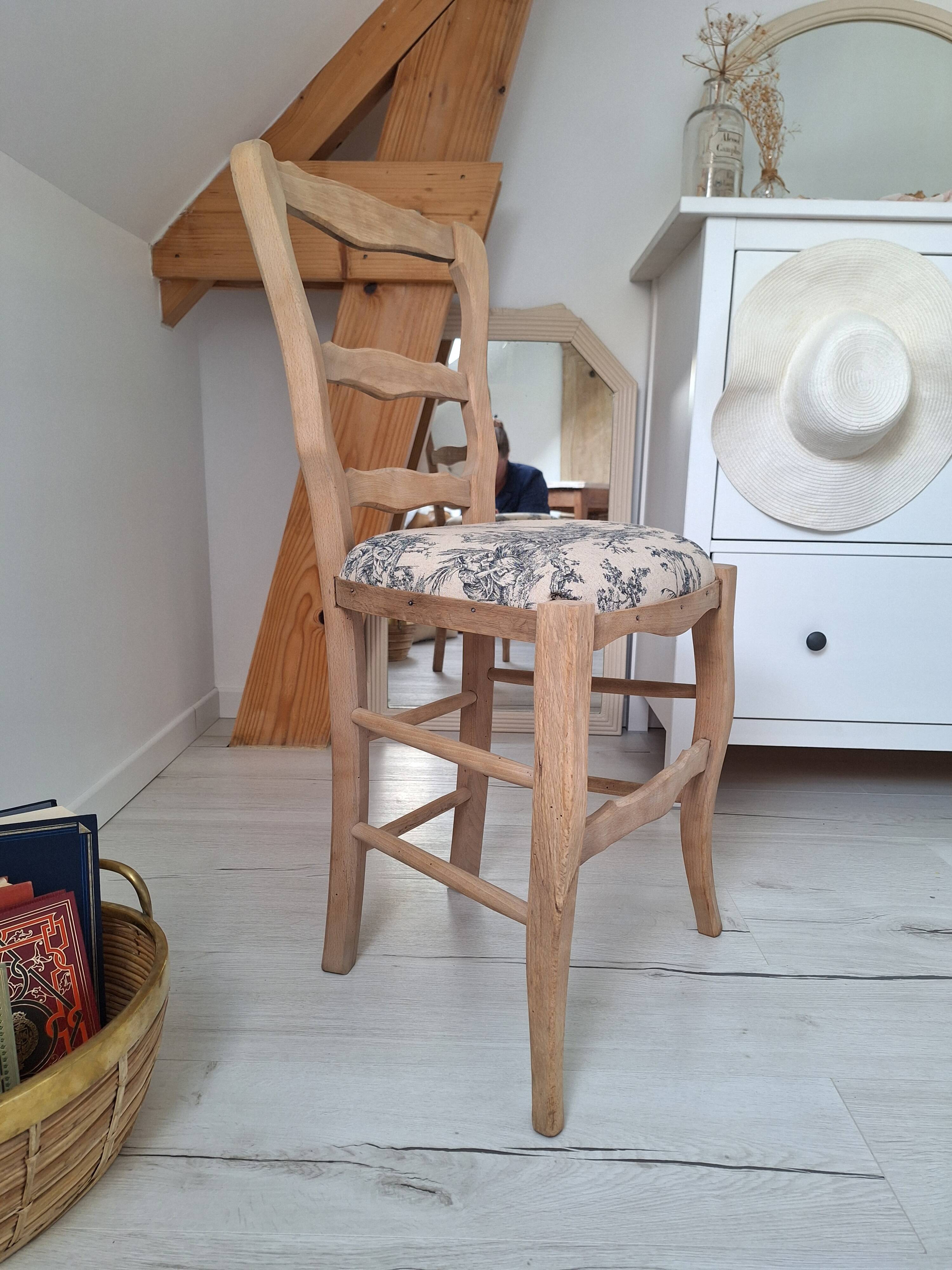 Country chair in blue toile de Jouy