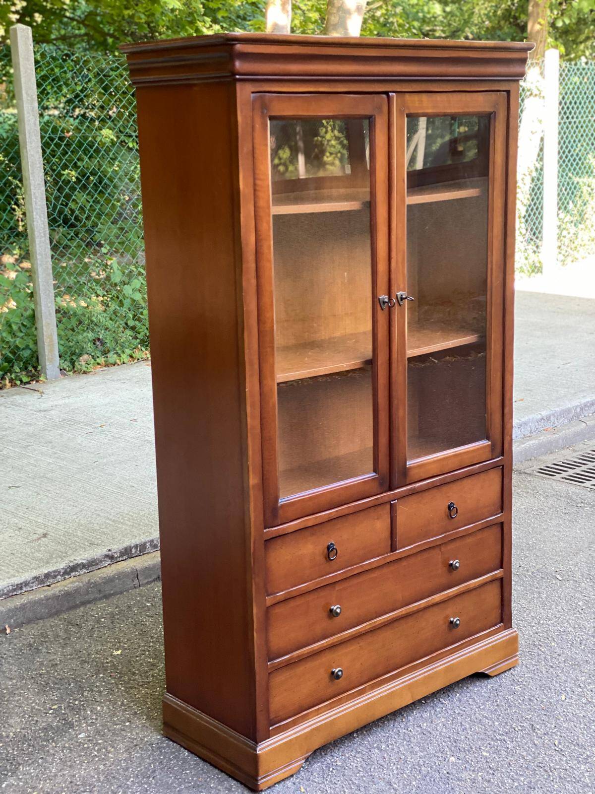 Vitrine Louis philippe en bois massif et placage années 80