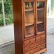 Vitrine Louis philippe en bois massif et placage années 80