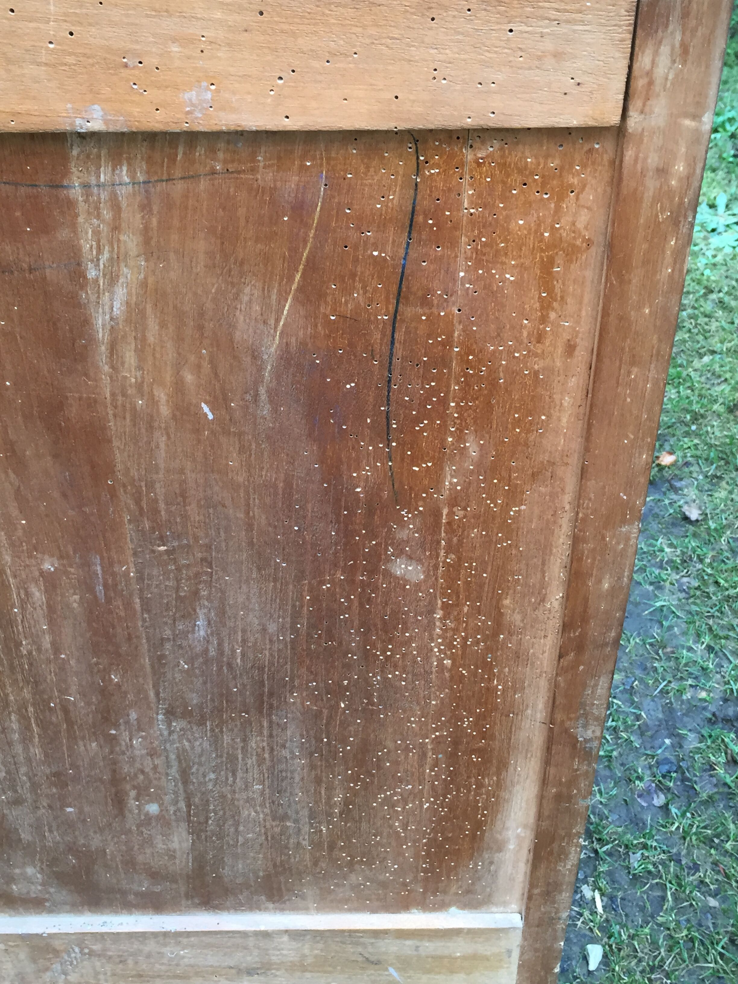 Buffet vintage parisien en bois de peuplier à 2 portes et 2 tiroirs.