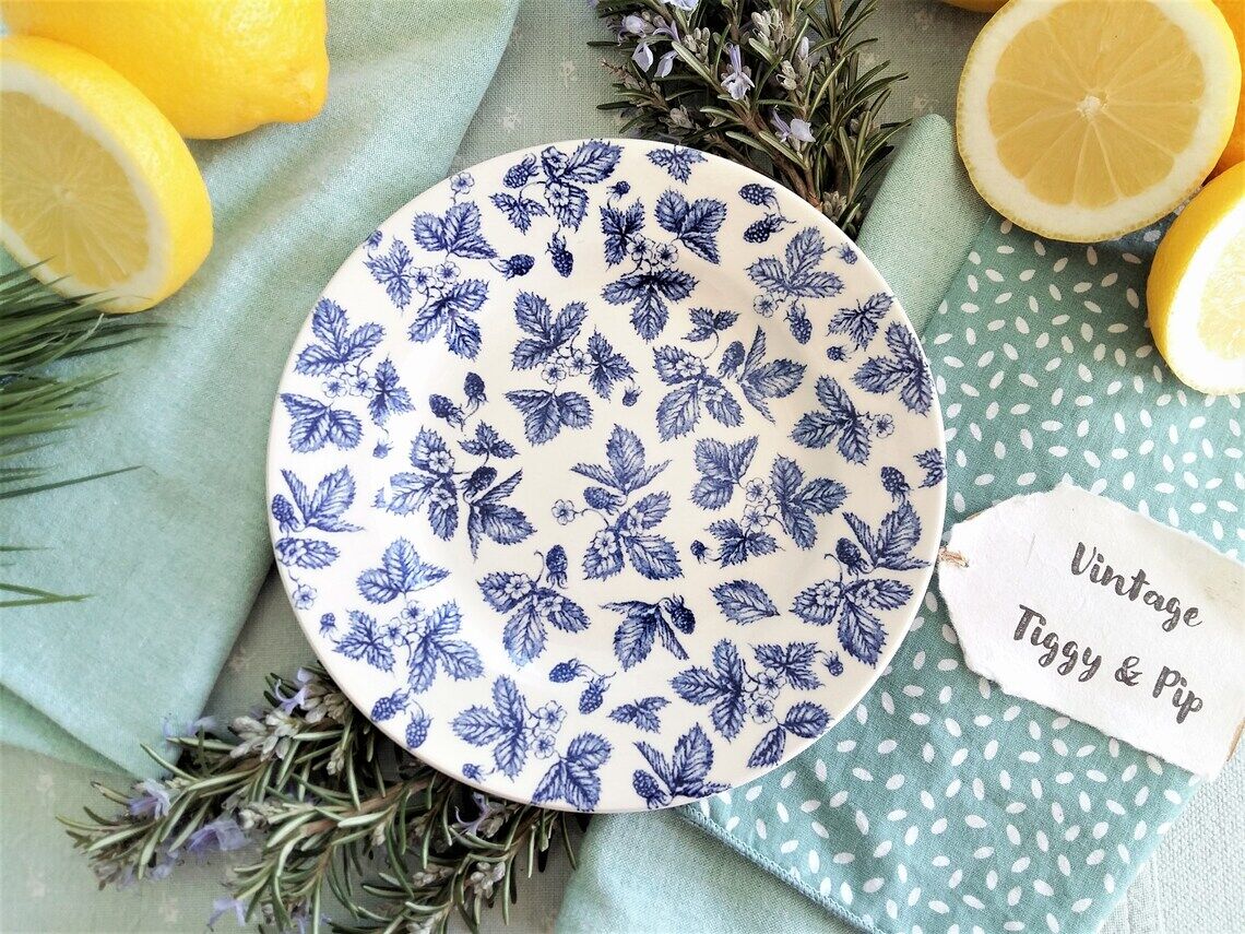 Huit assiettes bleues et blanches dépareillées