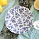 Huit assiettes bleues et blanches dépareillées