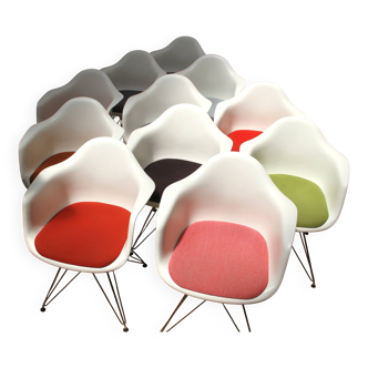 Suite de 11 fauteuils DAR, Charles & Ray Eames