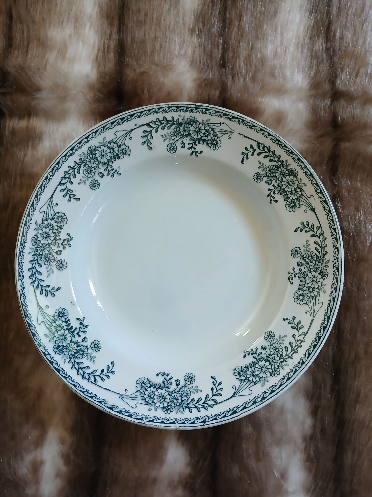9 assiettes creuses anciennes dépareillées 