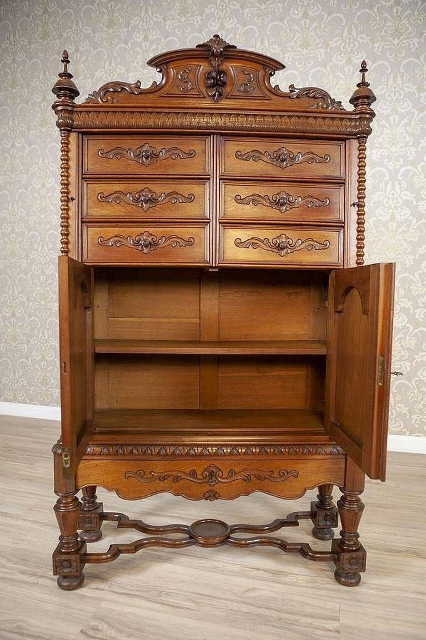 Cabinet de style Renaissance Revival en noyer, 1900