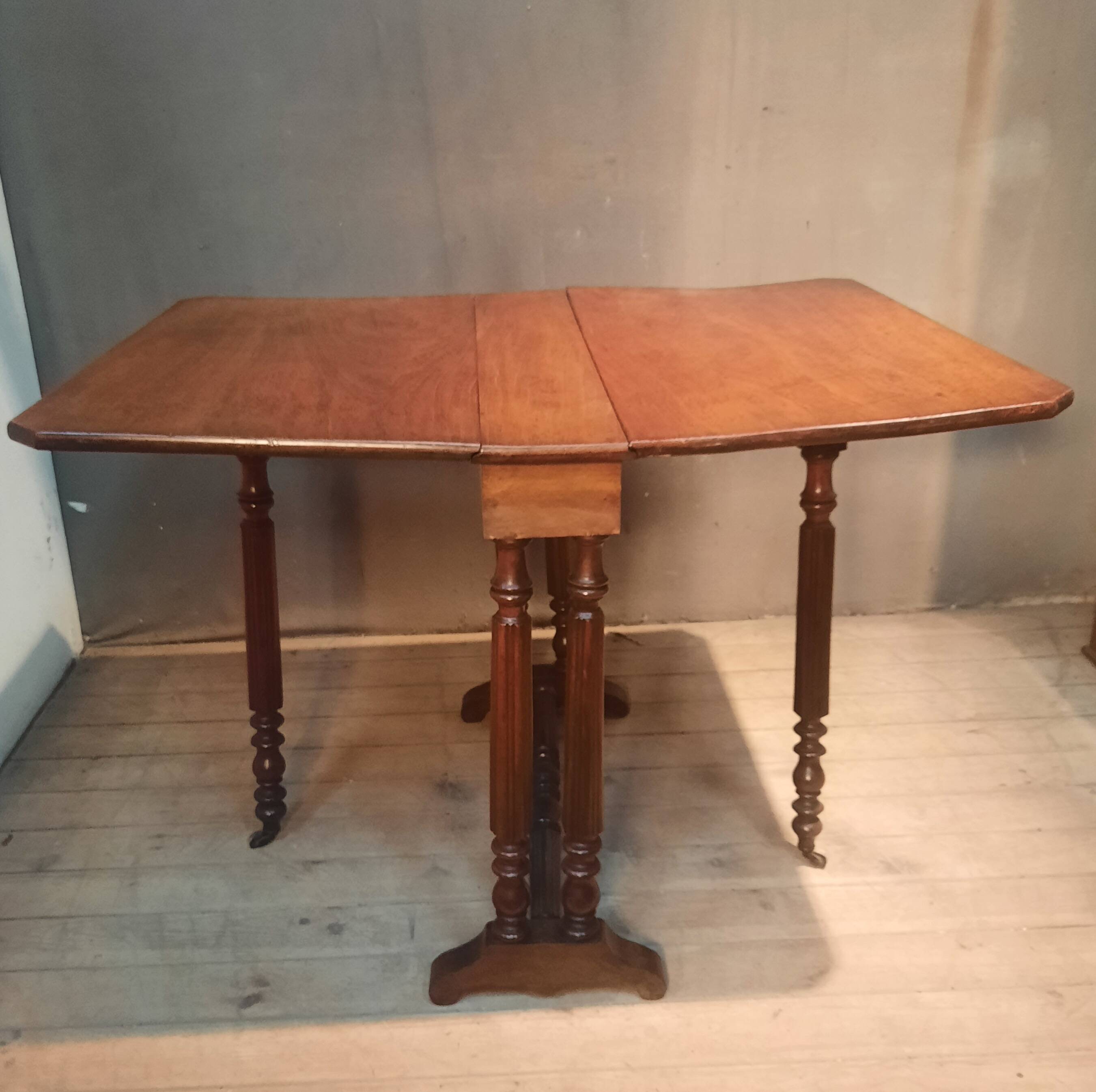 Drop-leaf table known as "Get Leg"