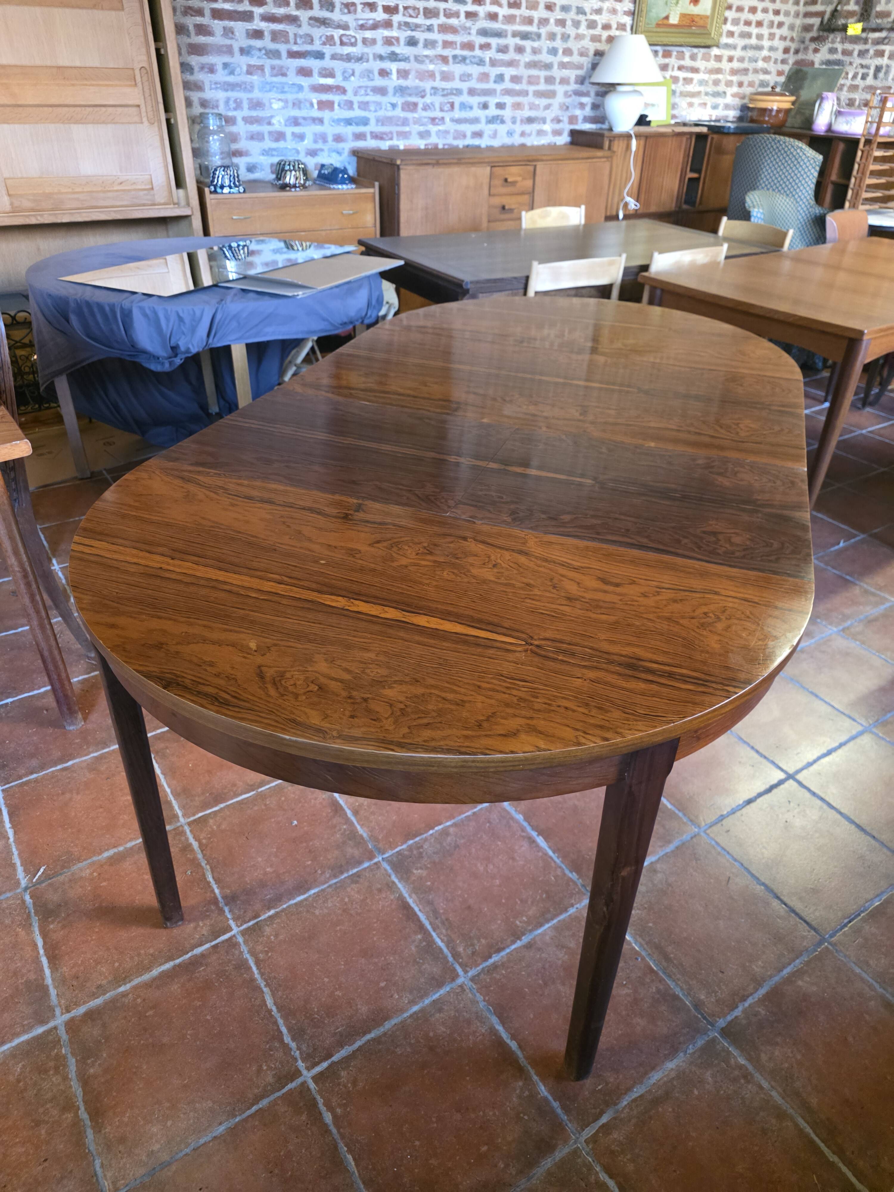 Scandinavian extendable table in rosewood from the 1960s.