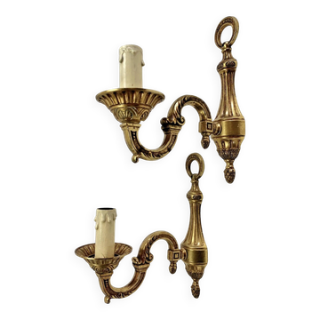 2 gold-plated brass wall lights in Louis XVI style with acanthus and pine cones, circa 1960.