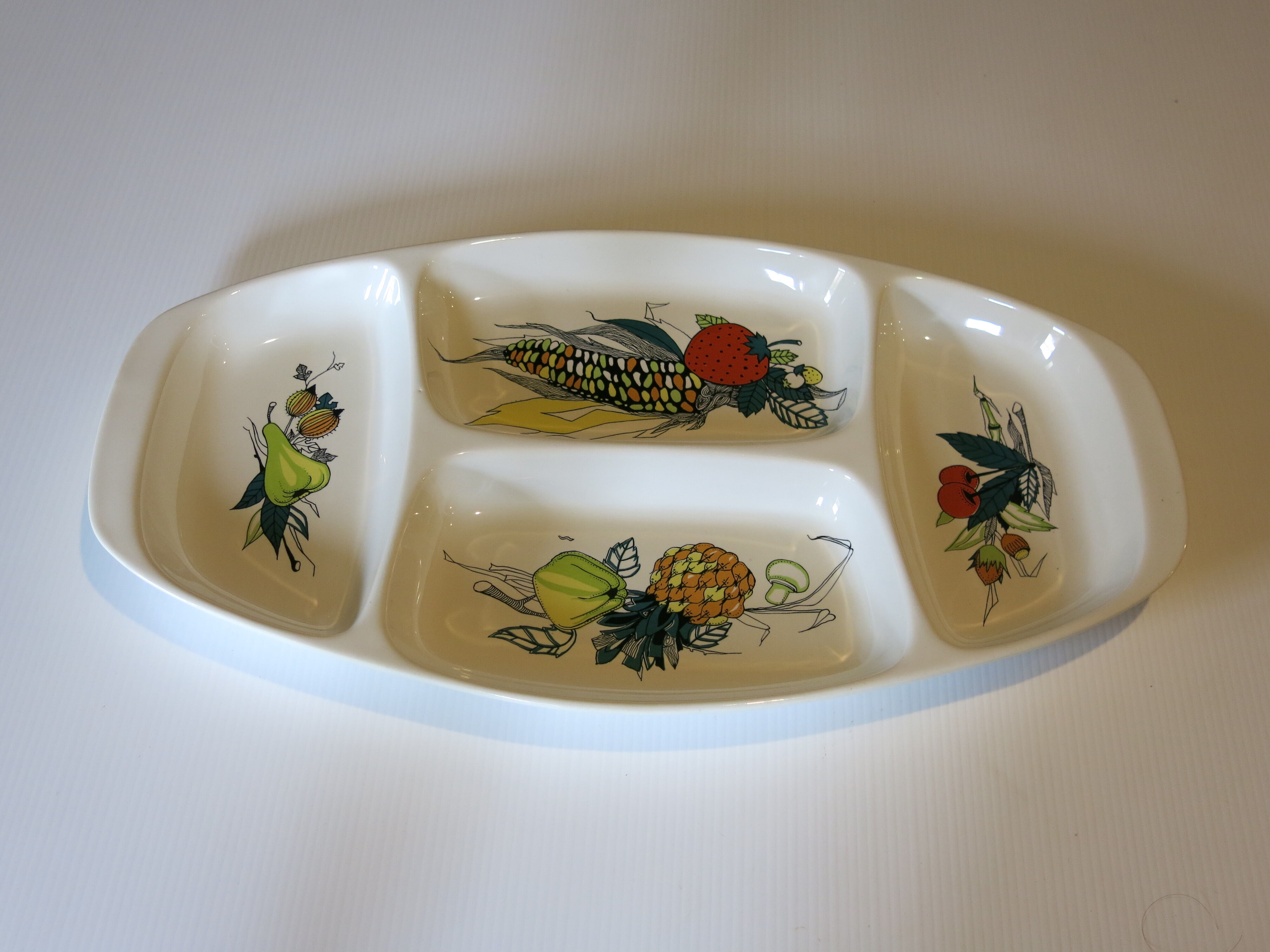 Serving dish with compartments
