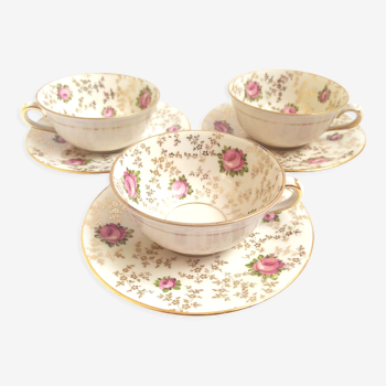 Lot de trois tasses et sous tasses en porcelaine de Limoges motif de roses kitsch
