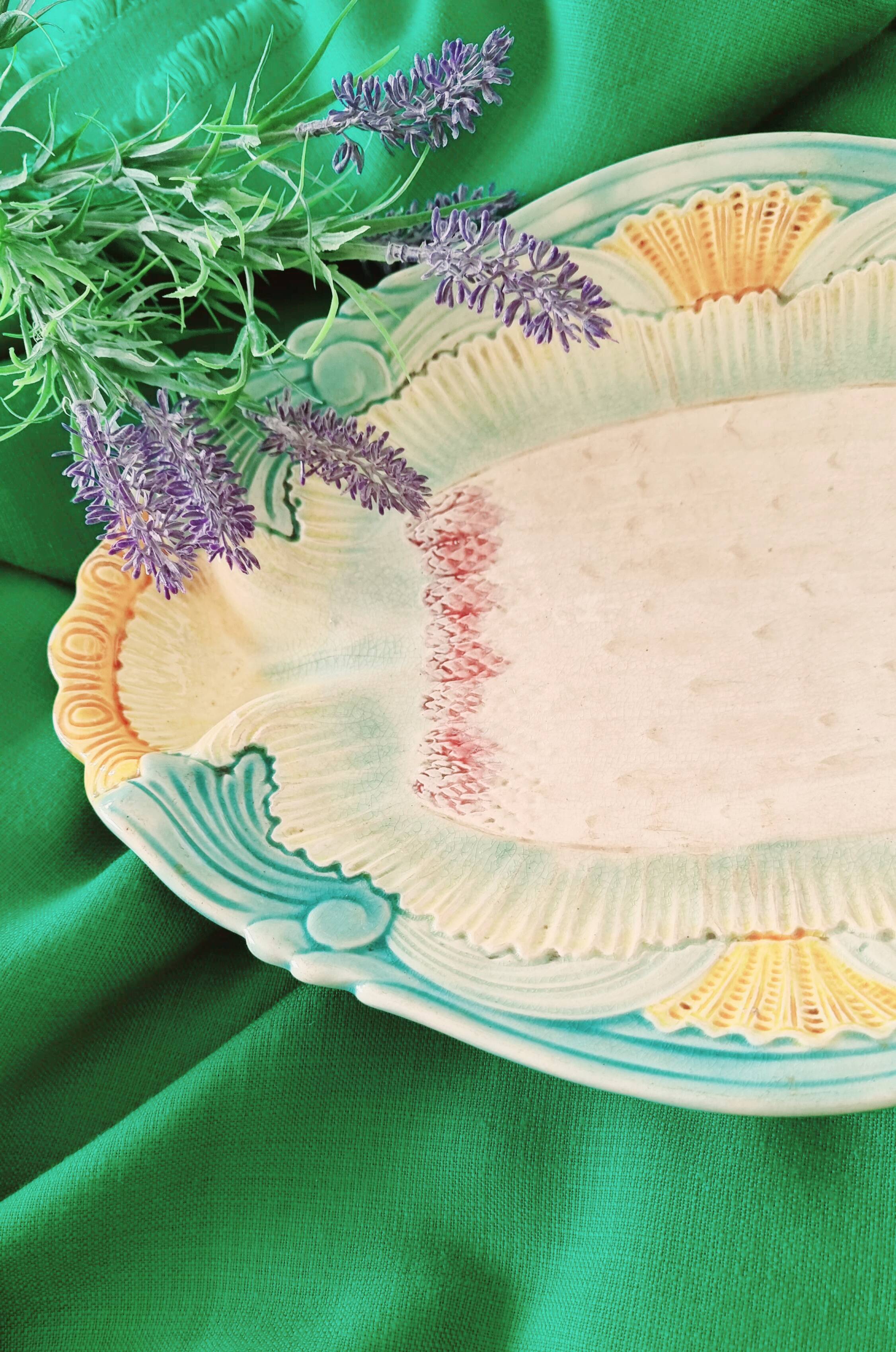 Rare and exquisite oval asparagus dish in Barbotine earthenware (majolica).