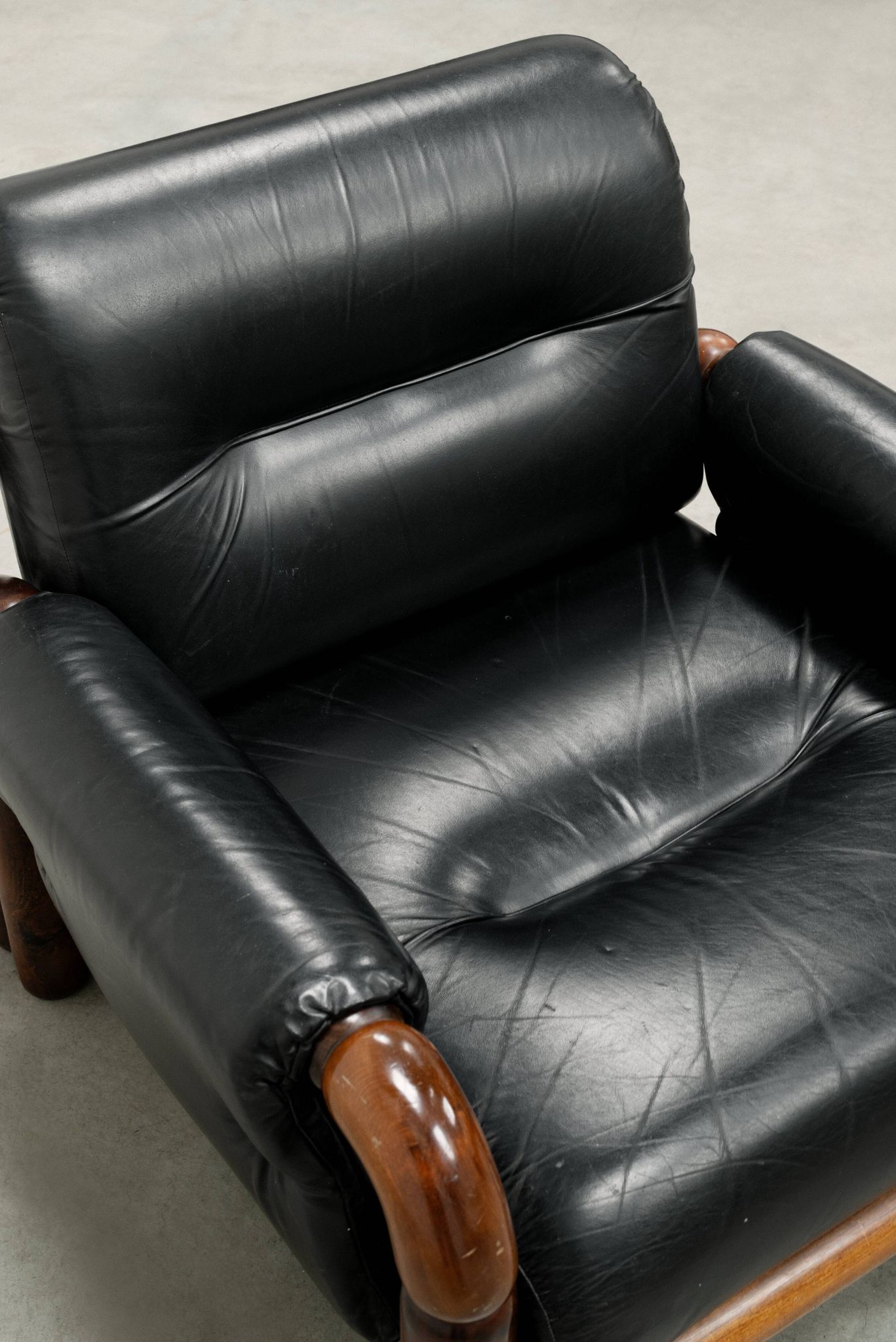 Fauteuil moderniste brésilien en cuir noir et bois massif, années 1970