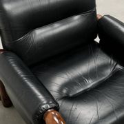 Fauteuil moderniste brésilien en cuir noir et bois massif, années 1970