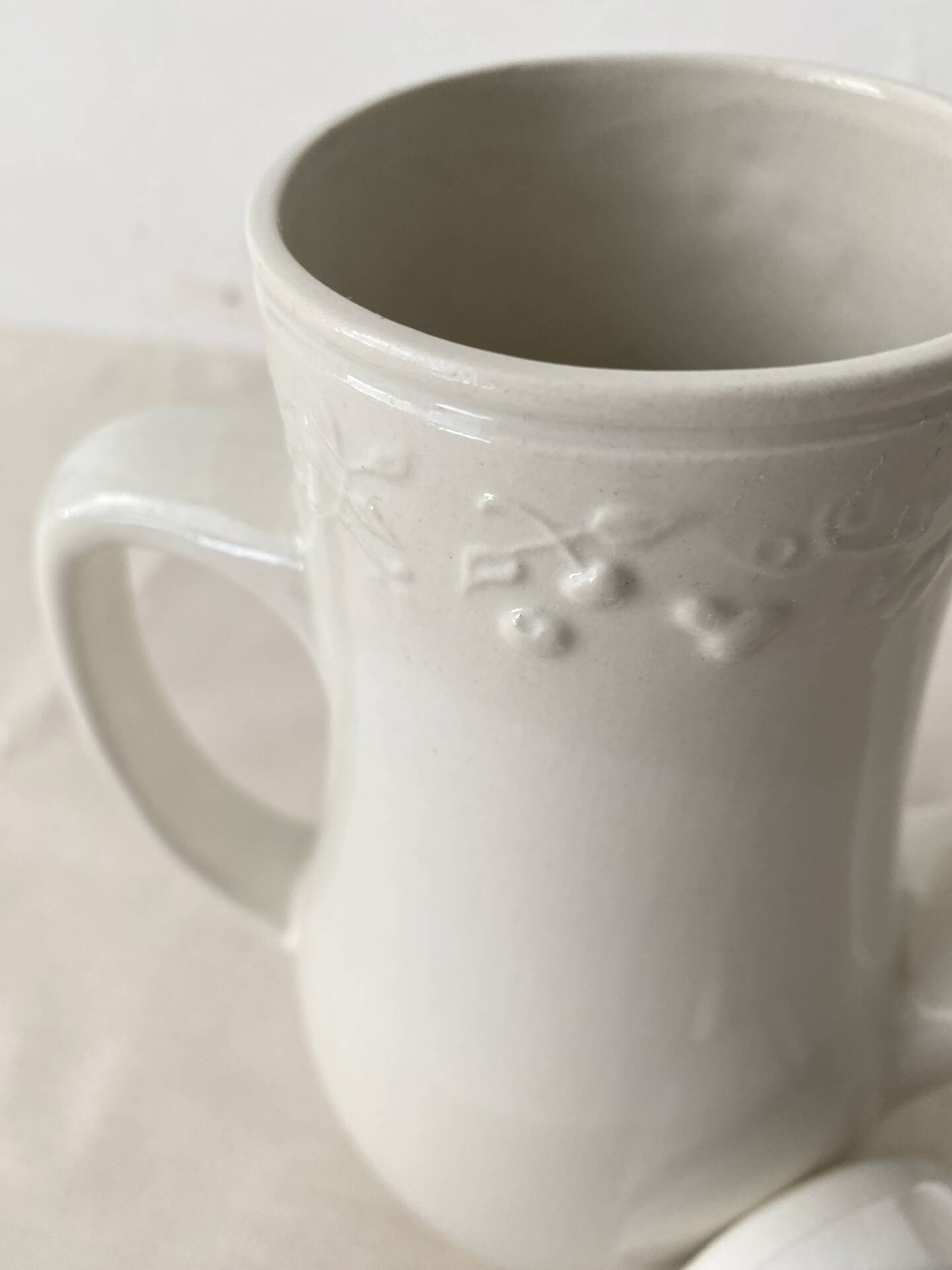 Coffee pot / teapot Sarreguemines France in white earthenware.