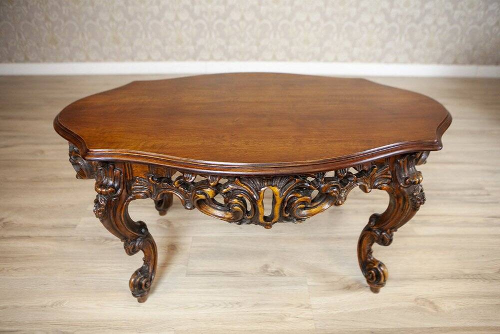 Table basse vintage en bois brun avec un tablier sculpté, années 1940.