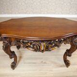 Table basse vintage en bois brun avec un tablier sculpté, années 1940.