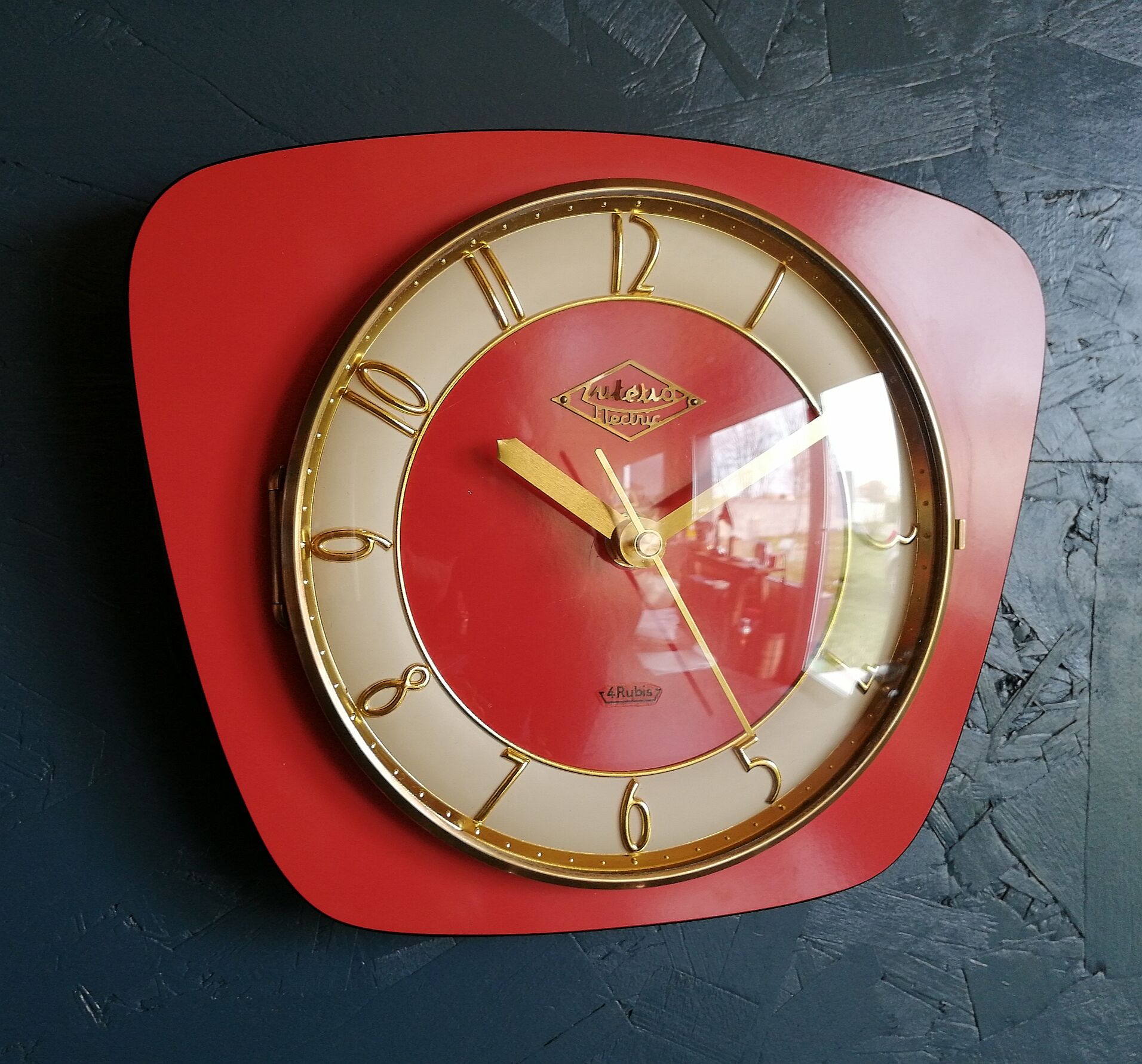 Vintage formica silent wall clock "English red Lutetia"