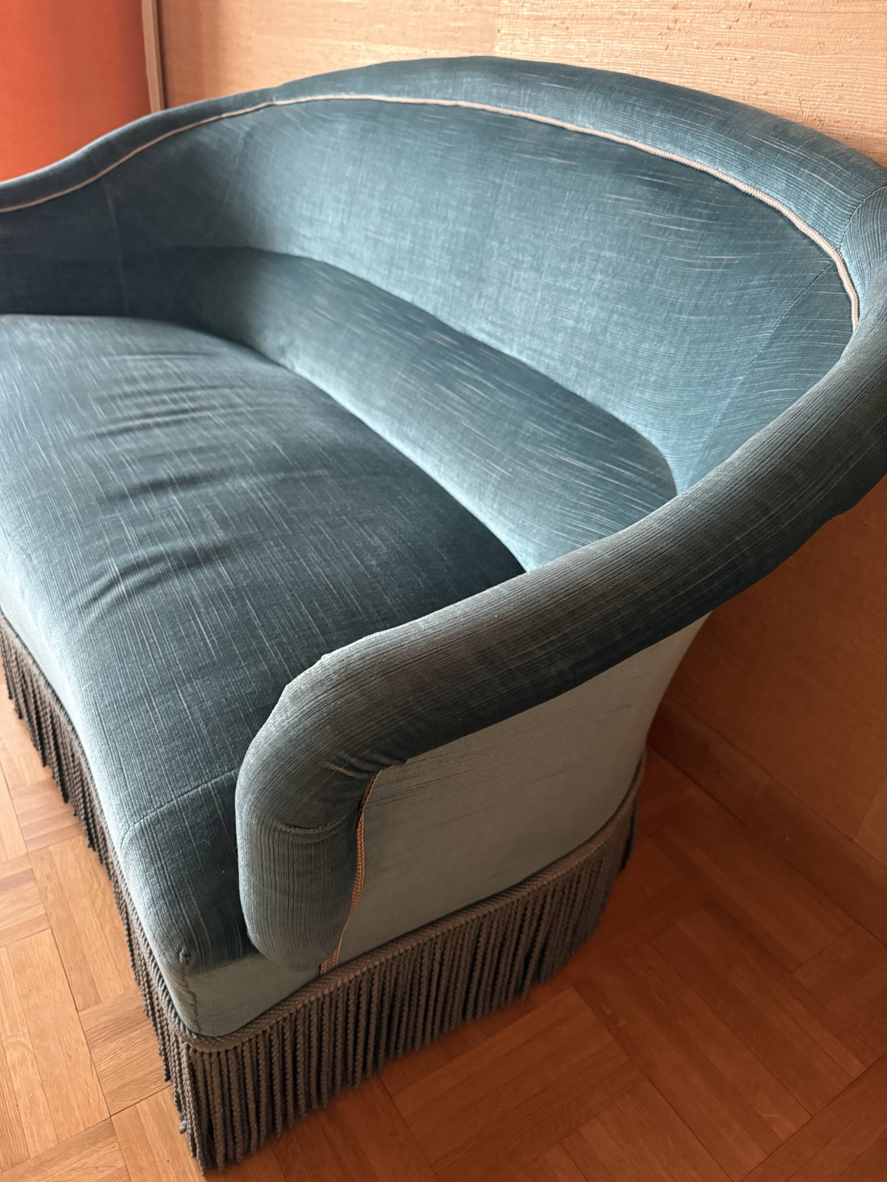 Canapé vintage en velours bleu – style Art déco – franges