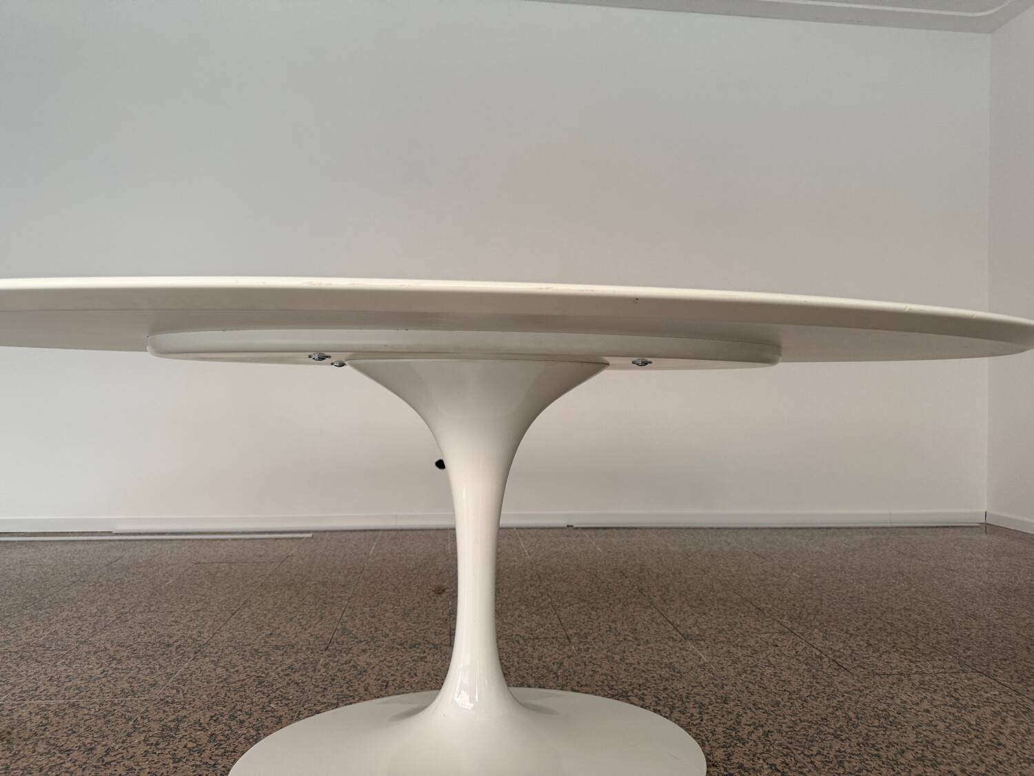 Saarinen table oval top Knoll