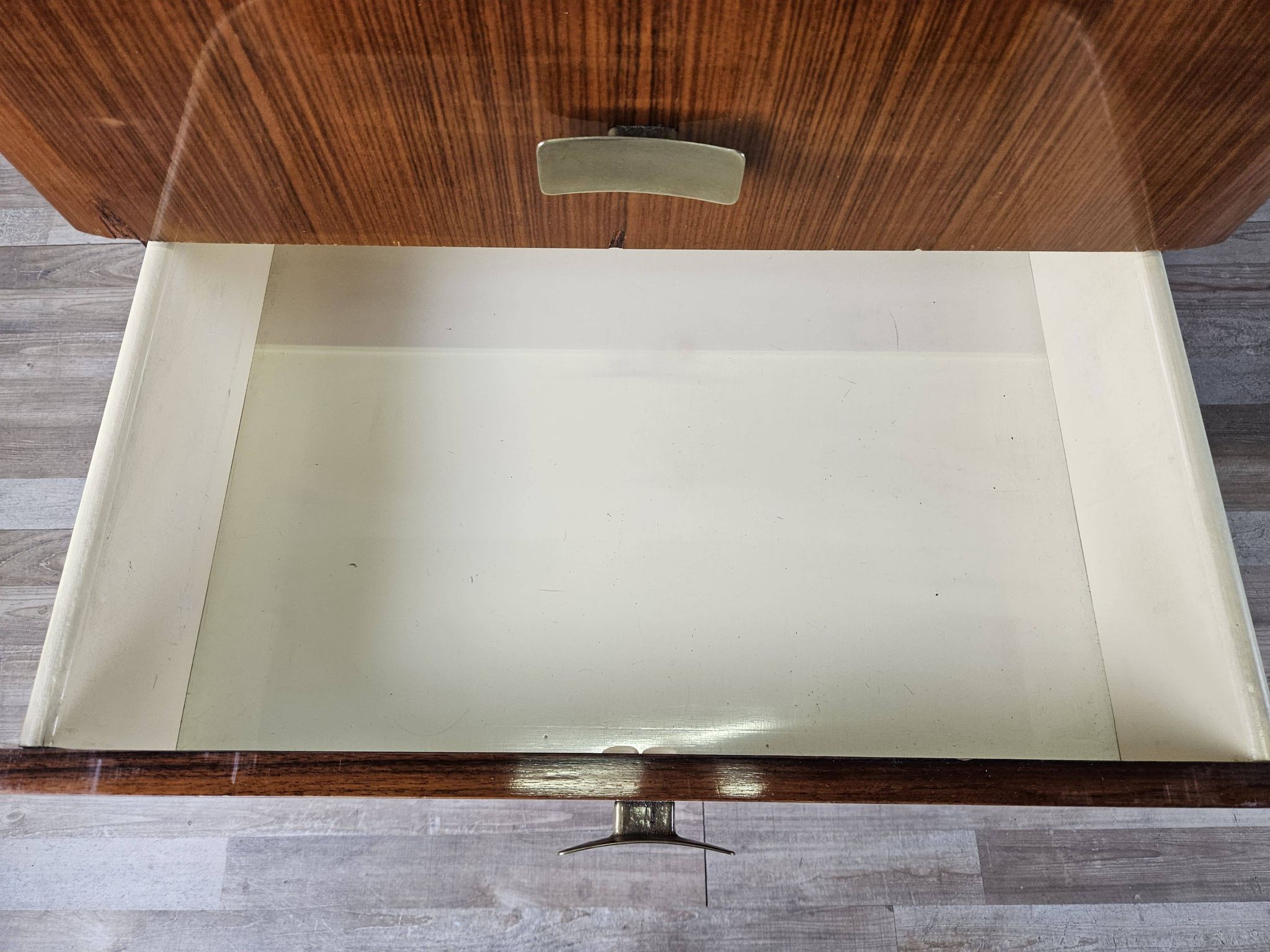 Mid-century drawer chest in mahogany, brass and glass.