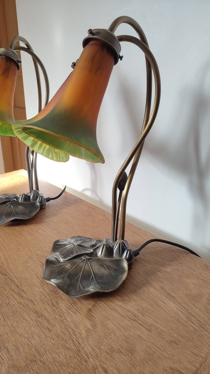 Deux lampes nénuphar en laiton et verre