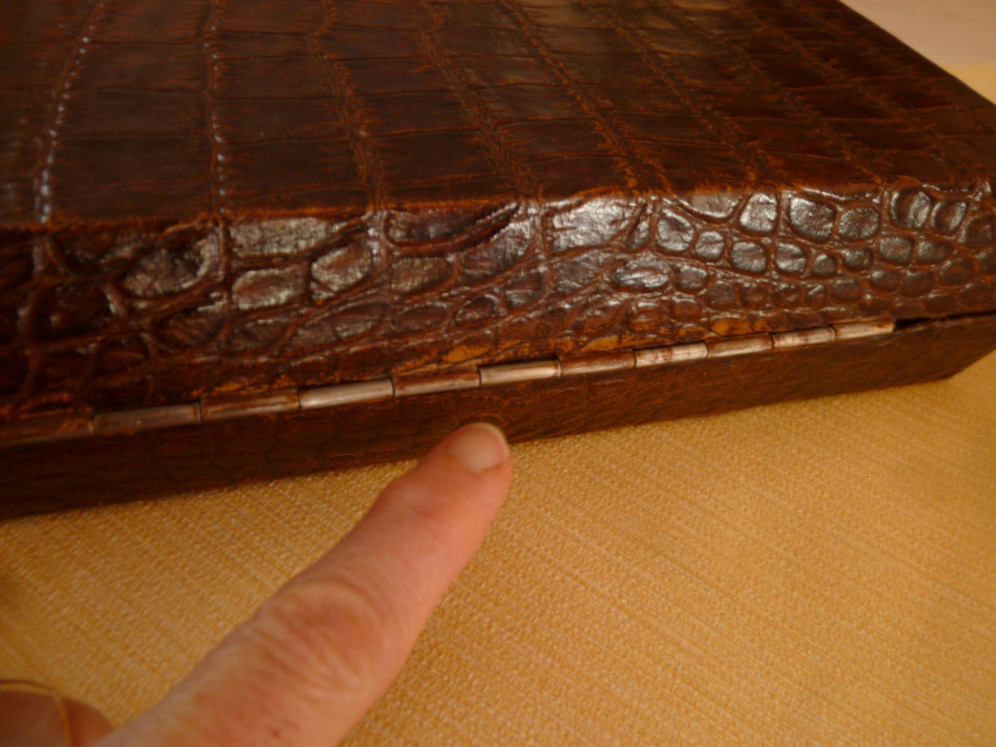 Coffret boite à cigarettes en bois recouvert de cuir synthétique façon croco
