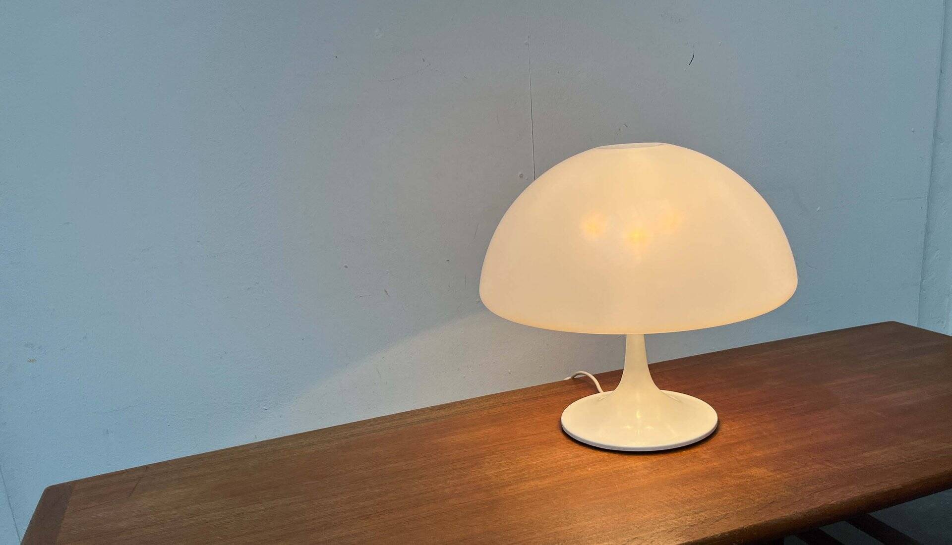 Lampe de table italienne de style mid-century moderne de l'ère spatiale par Luigi Massoni pour Guzzini, années 1960.